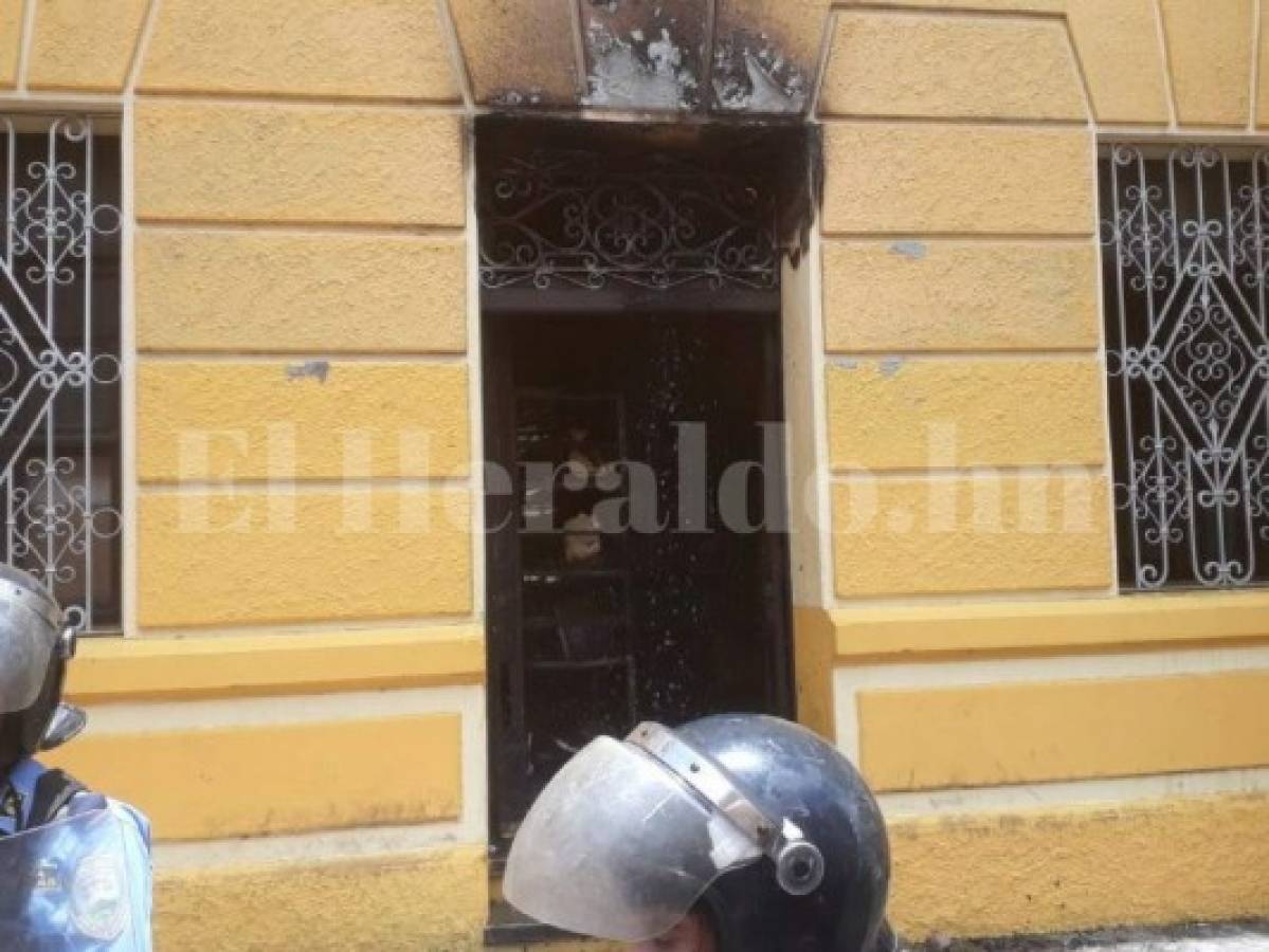 Fotos: Destruido parte del archivo capitalino luego que vándalos incendiaran el Palacio Municipal de Tegucigalpa