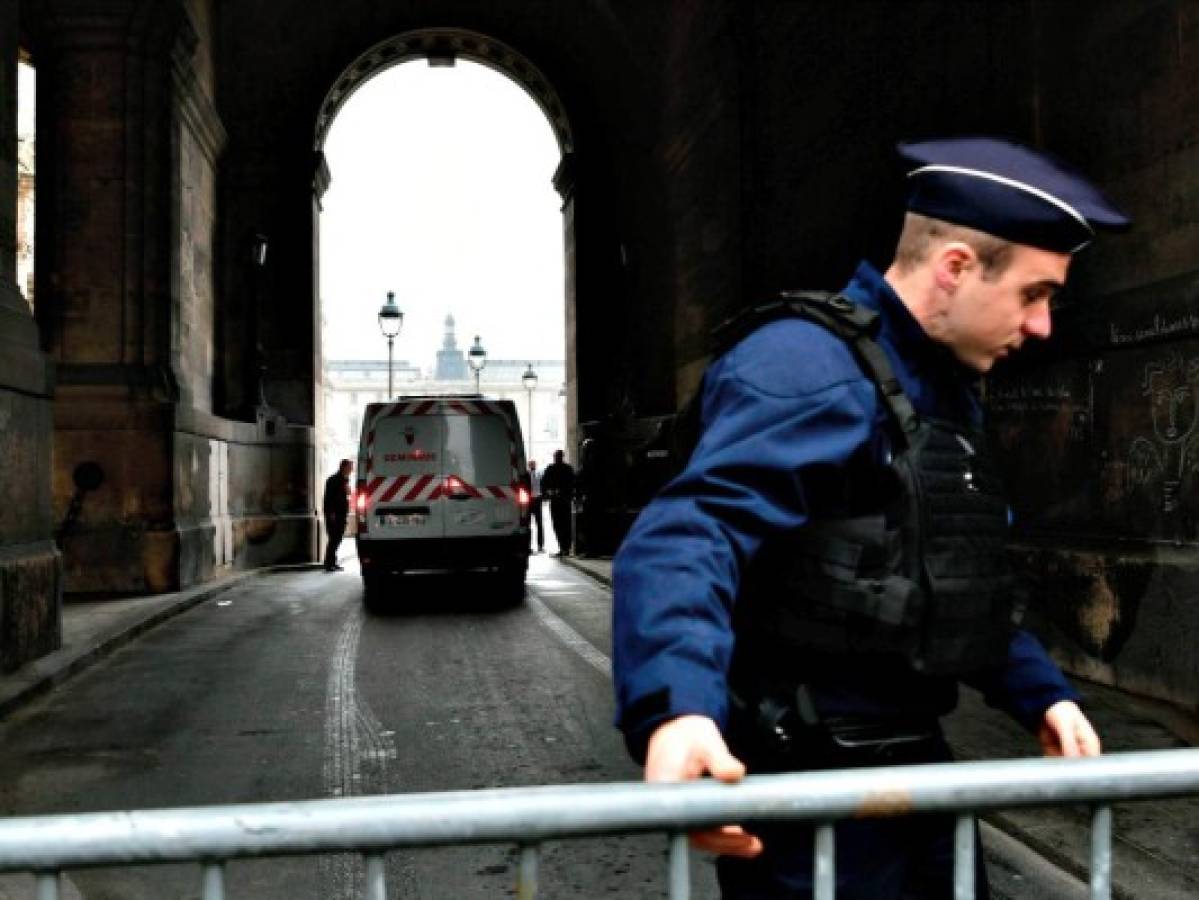 Explanada del Louvre evacuada brevemente tras alerta de seguridad durante presidenciales