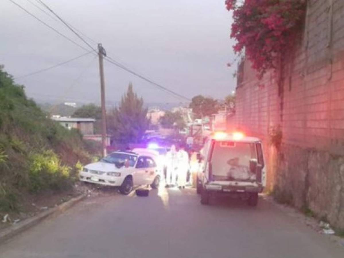 Hallan dos cadáveres dentro de un taxi en la colonia 28 de Marzo de la capital