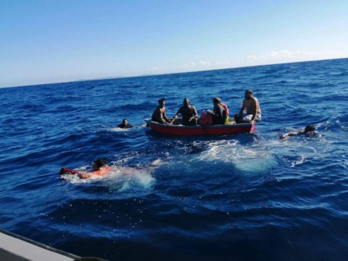 Rescatan a nueve tripulantes de embarcación que naufragó en Roatán