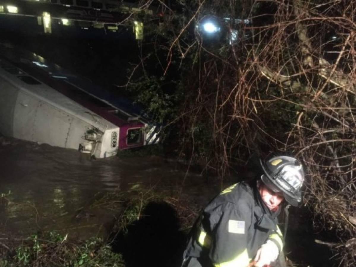 Nueve heridos tras descarrilar un tren en California