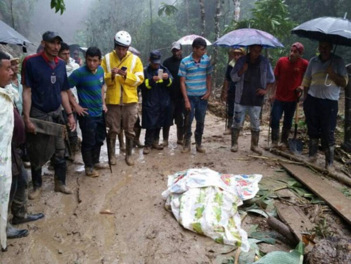 Tres personas muertas y dos desaparecidas deja alud de tierra en zona montañosa de Cuyamel, Omoa