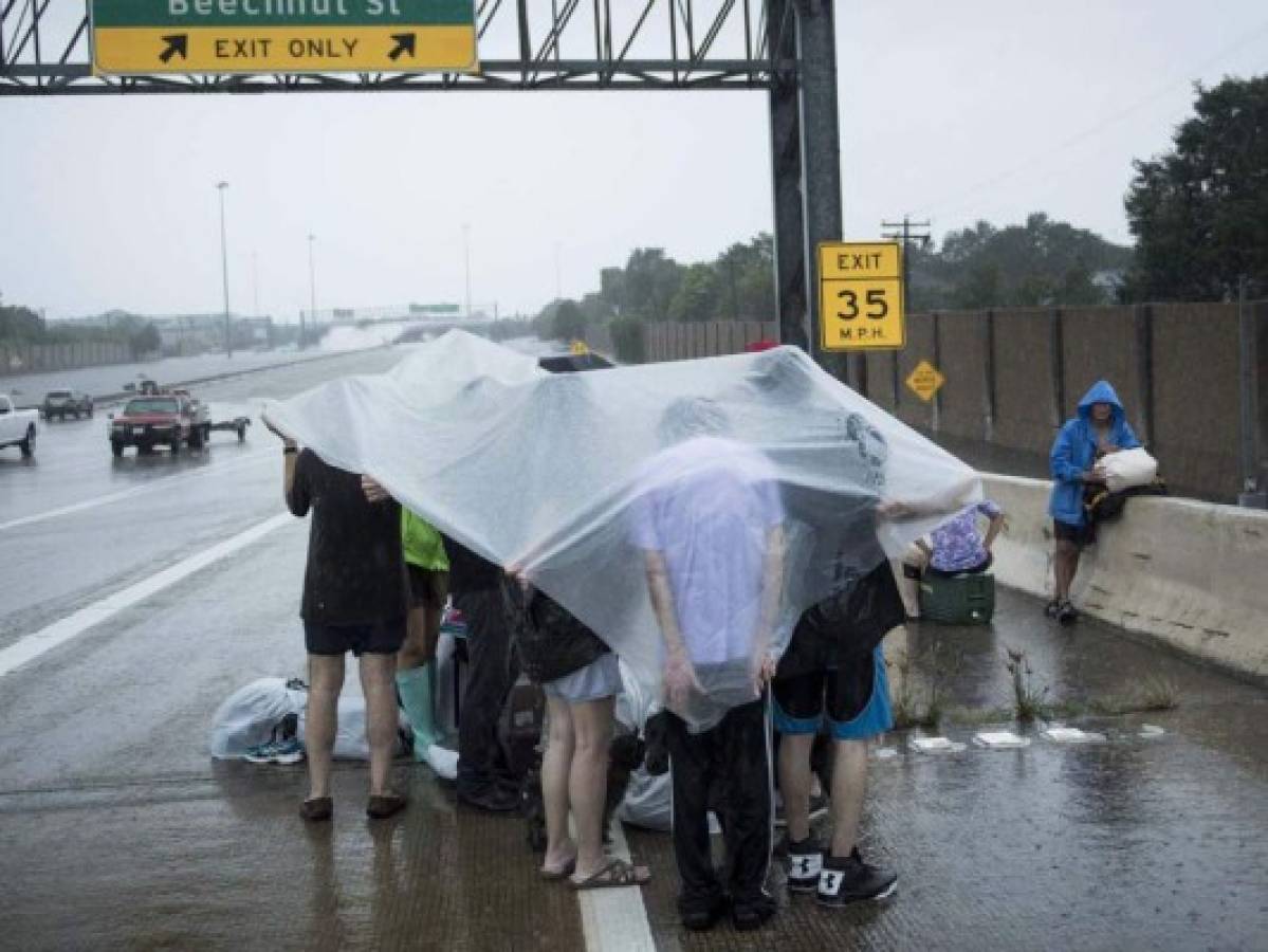 EEUU: se esperan unos 30,000 refugiados tras huracán Harvey