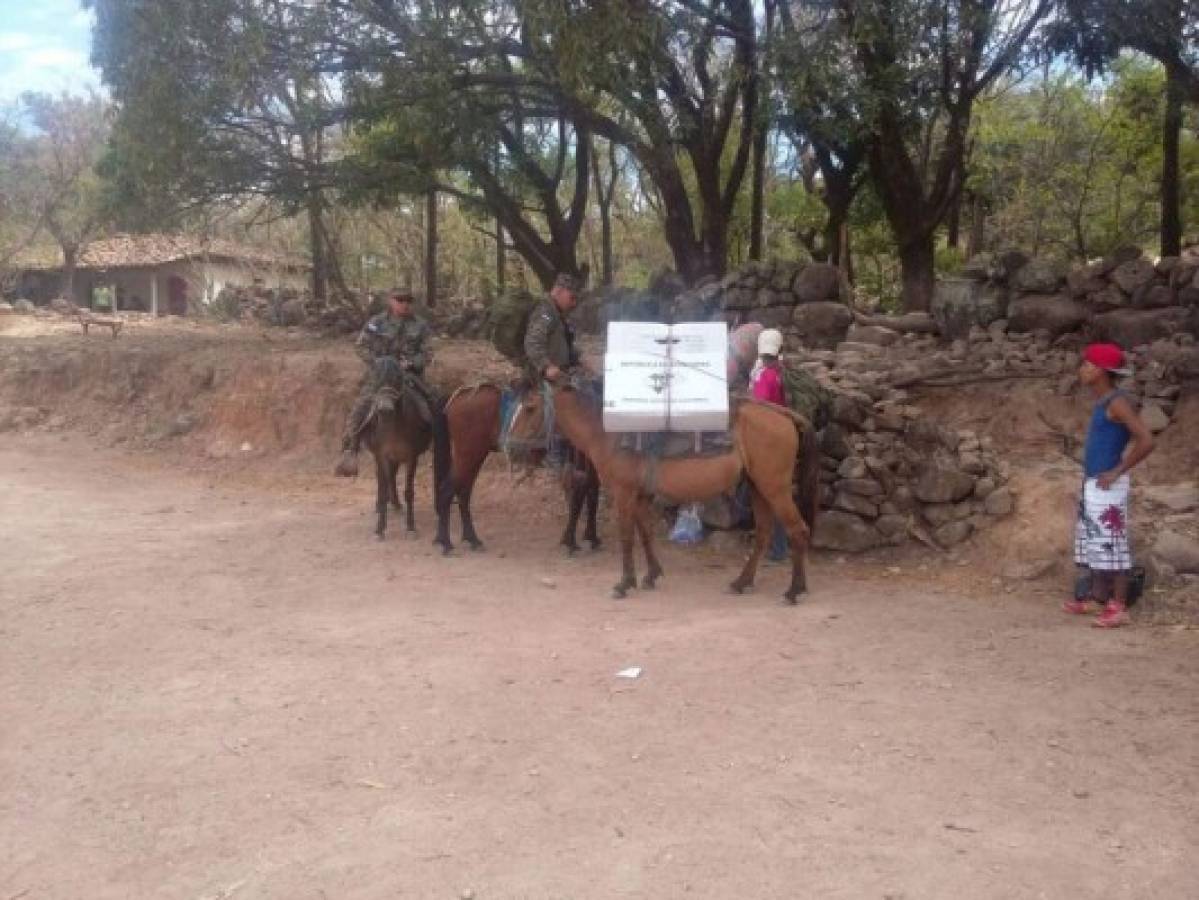 A lomo de mulas, maletas electorales terminan de llegar a centros de votación