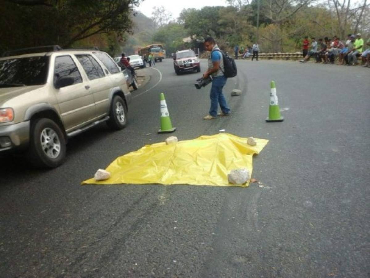 Mujer muere atropellada por rastra en carretera al sur