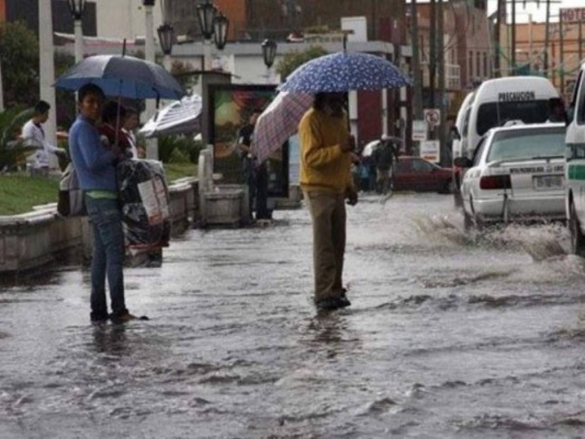 Elevan nivel de alerta y suspenden clases por lluvias en El Salvador