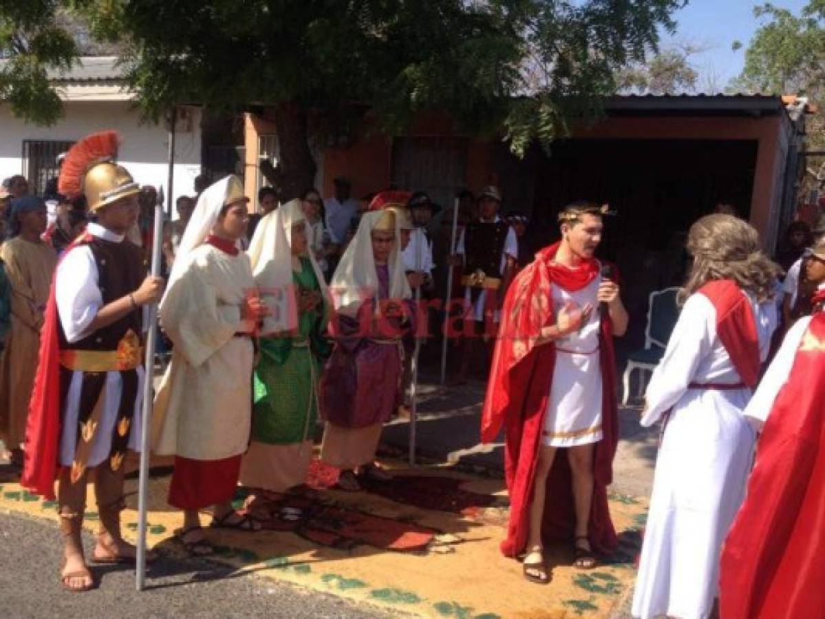 Jóvenes de la parroquia San José Obrero realizan viacrucis en Choluteca.