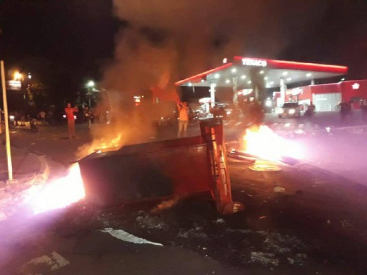 Simpatizantes de la Alianza protestan frente a la Embajada Americana en Tegucigalpa