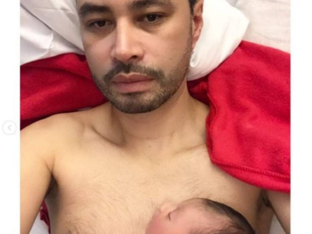 Diseñador hondureño Carlos Campos se convierte en papá por primera vez