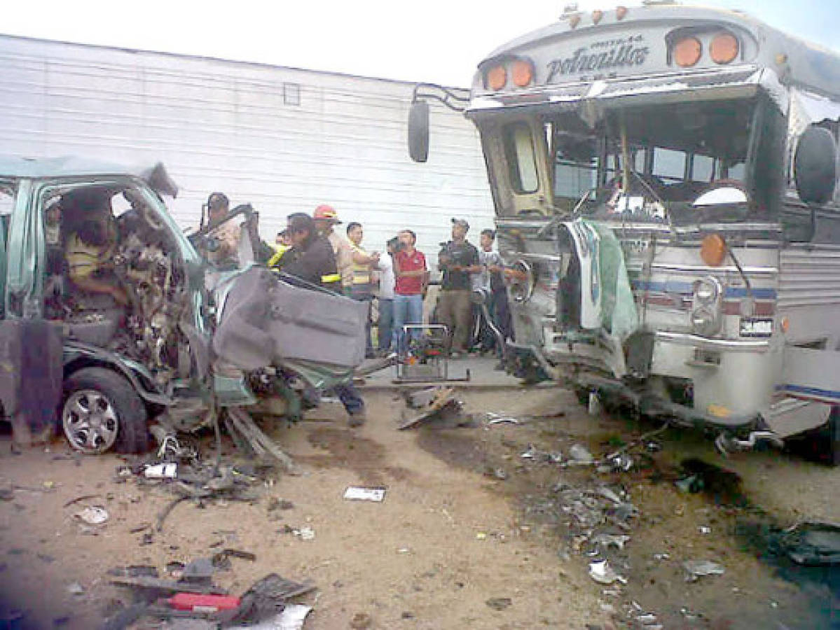 Siete muertos y 13 heridos deja choque entre autobuses en el norte de Honduras