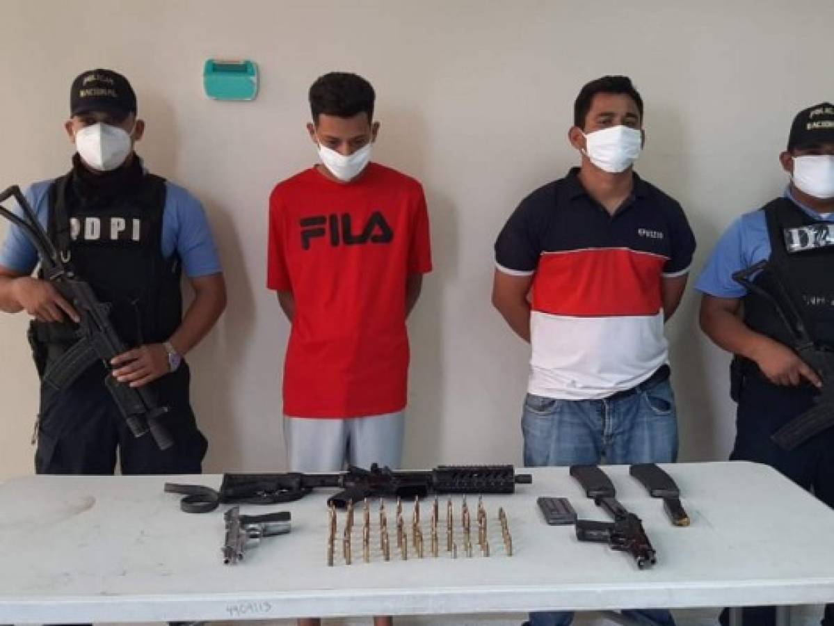 Caen dos supuestos mareros con un fusil AR-15 en La Lima