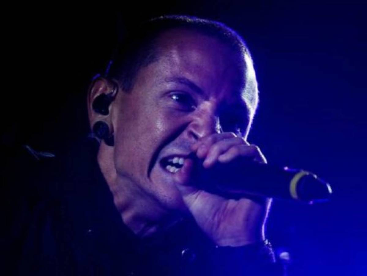 Salen a la luz sombríos detalles del pasado amoroso de Chester Bennington