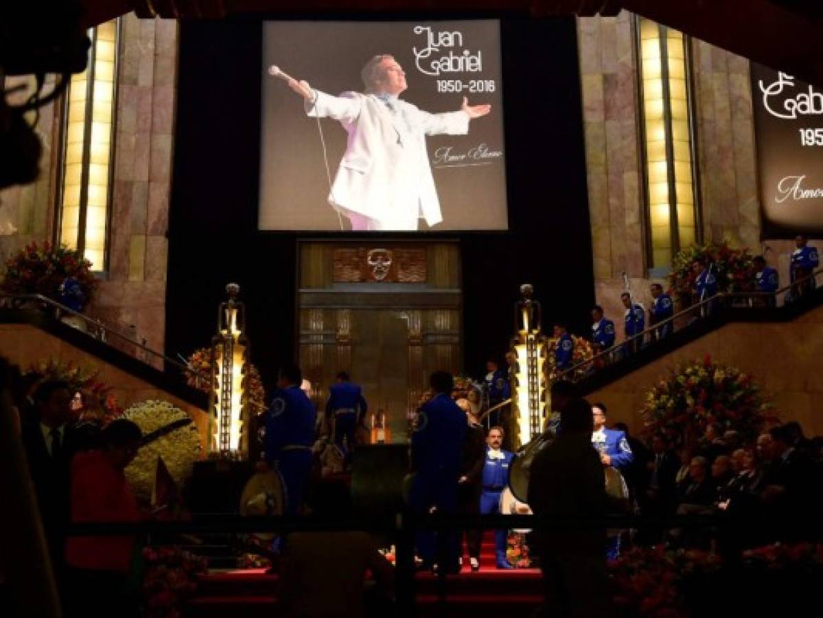 EN VIVO: Miles acuden a Bellas Artes para decir adiós a Juan Gabriel