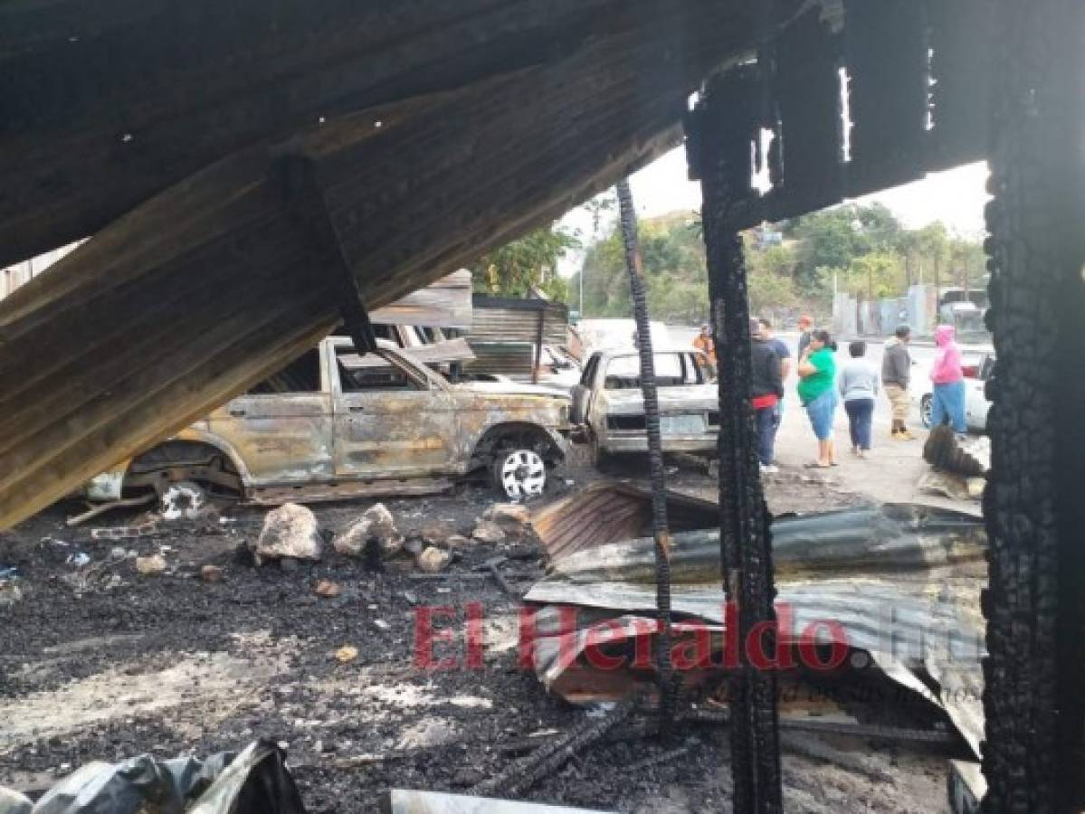 Incendio consume tres negocios y cuatro vehículos en la Ulloa