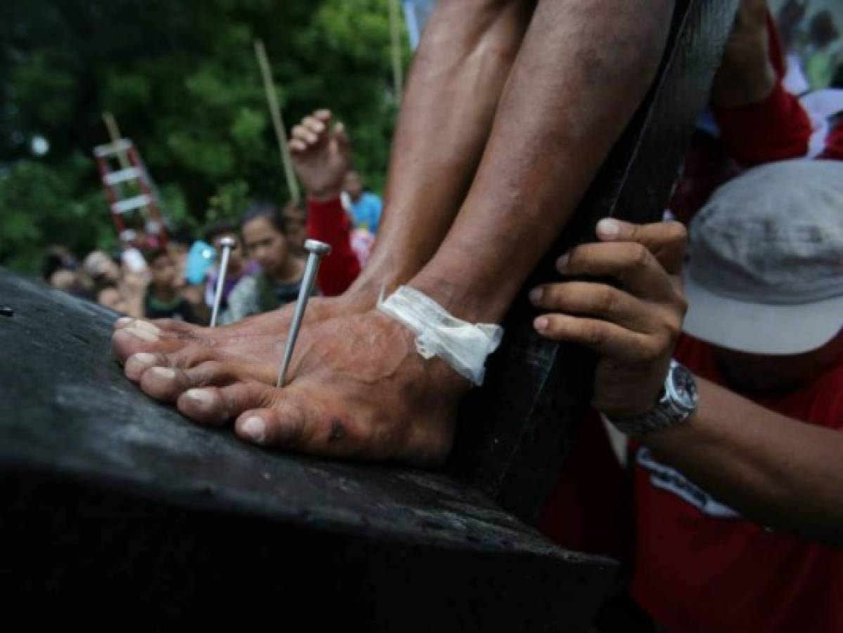 Clavados de verdad en cruces: el extremo y real víacrucis en Filipinas