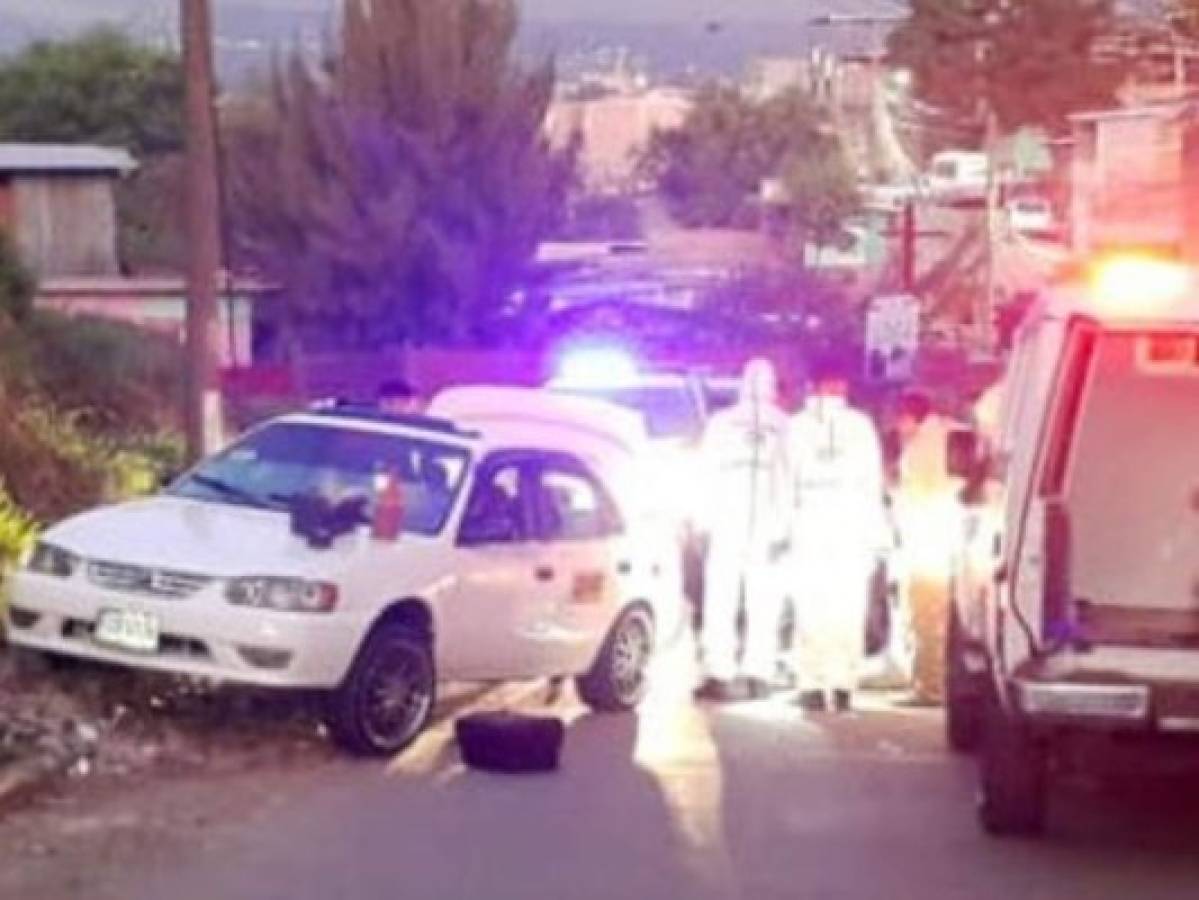 Hallan dos cadáveres dentro de un taxi en la colonia 28 de Marzo de la capital