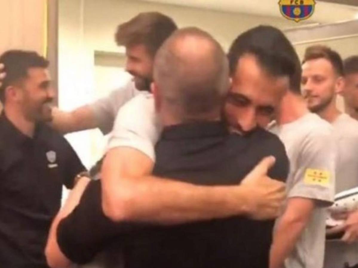 VIDEO: Iniesta se reencuentra con sus excompañeros del FC Barcelona