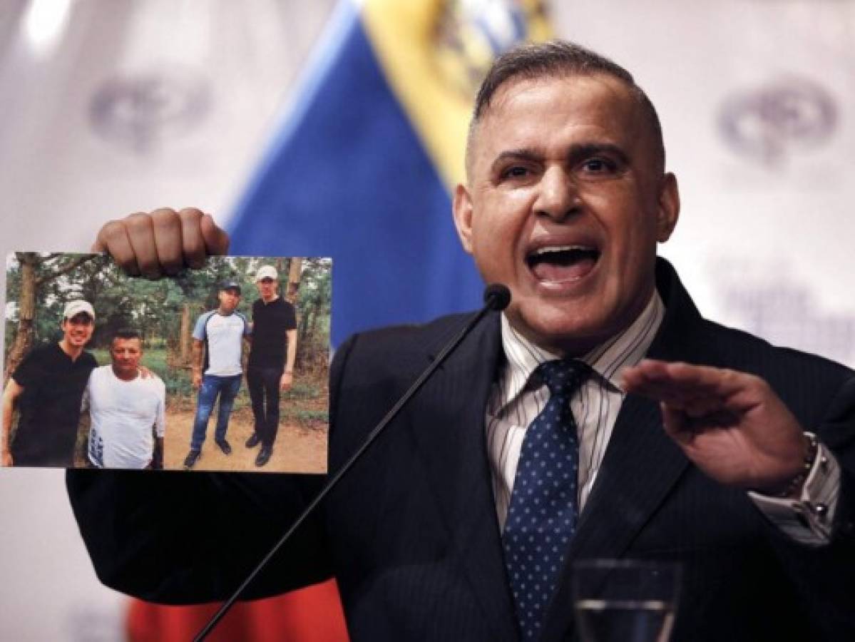 Controversia por foto de Guaidó con miembros de banda Los Rastrojos