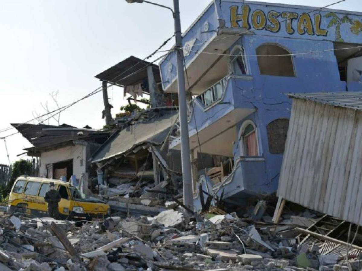 Asciende a 480 los muertos por sismo en Ecuador, 1,700 siguen desaparecidos