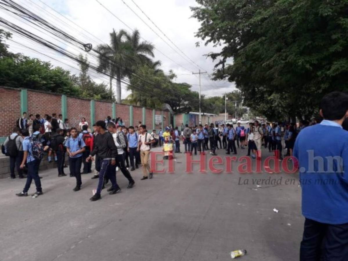 Los alumnos que querían recibir el pan del saber tuvieron que regresar a sus casas. Foto Efraín Salgado