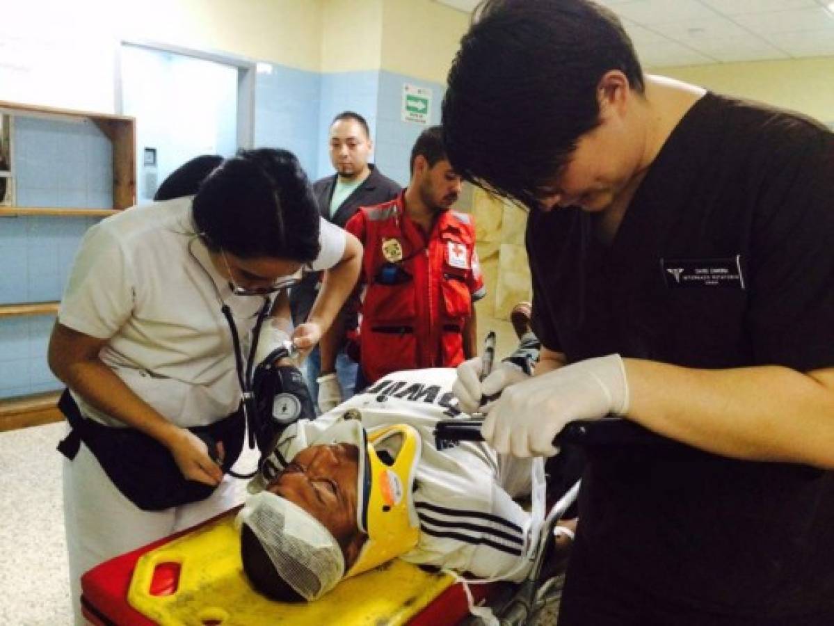 Instante en que una de las víctimas ingresaba al Hospital Escuela Universitario (HEU) tras el volcamiento en la salida al norte de Honduras, foto: Hospital Escuela Universitario / Sucesos de Honduras / Noticias de Honduras.