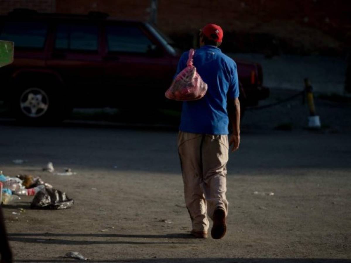 Ante la crisis, venezolanos buscan comida en contenedores de basura