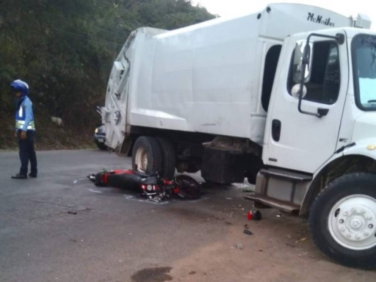 Motociclista muere arrollado por un camión de basura a la altura de la colonia Cerro Grande