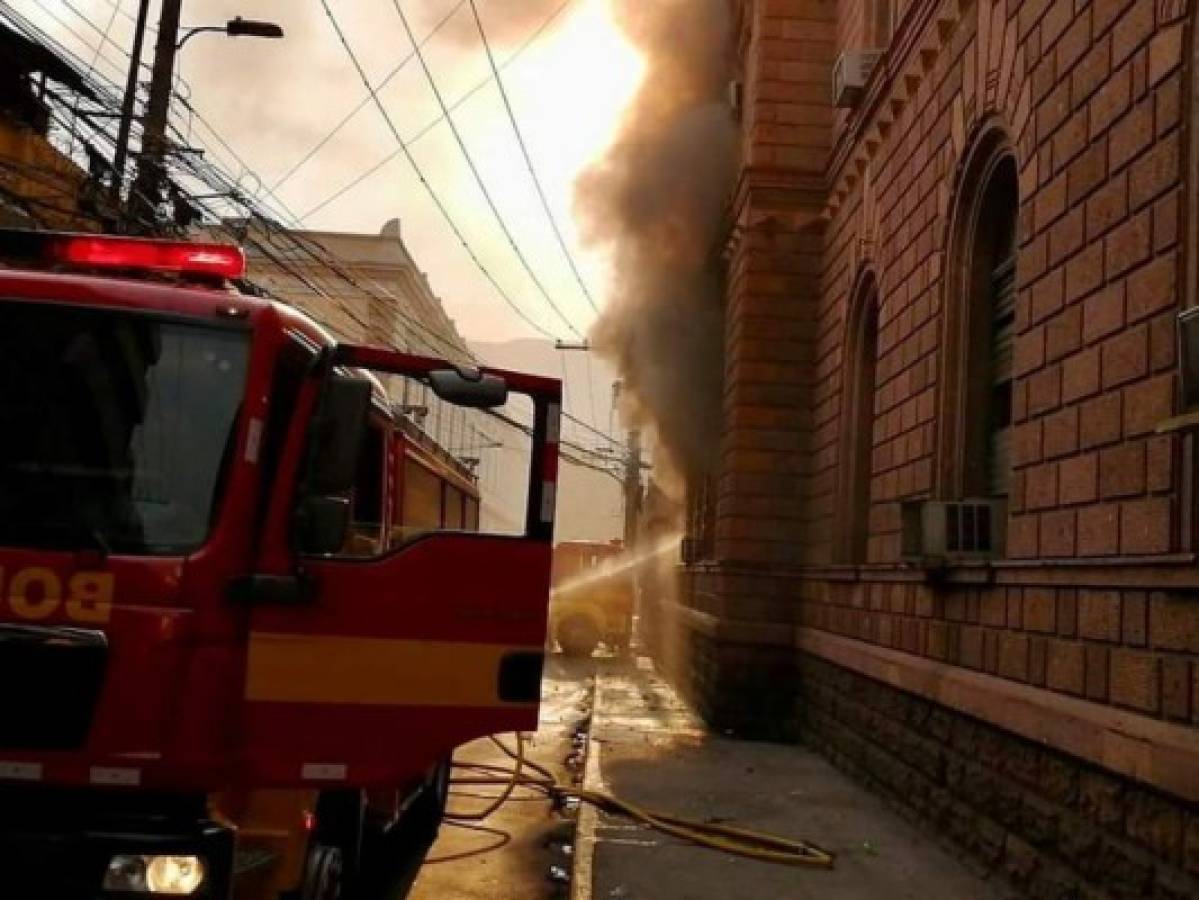 Manifestantes incendian parte del histórico edificio del Palacio de las Telecomunicaciones