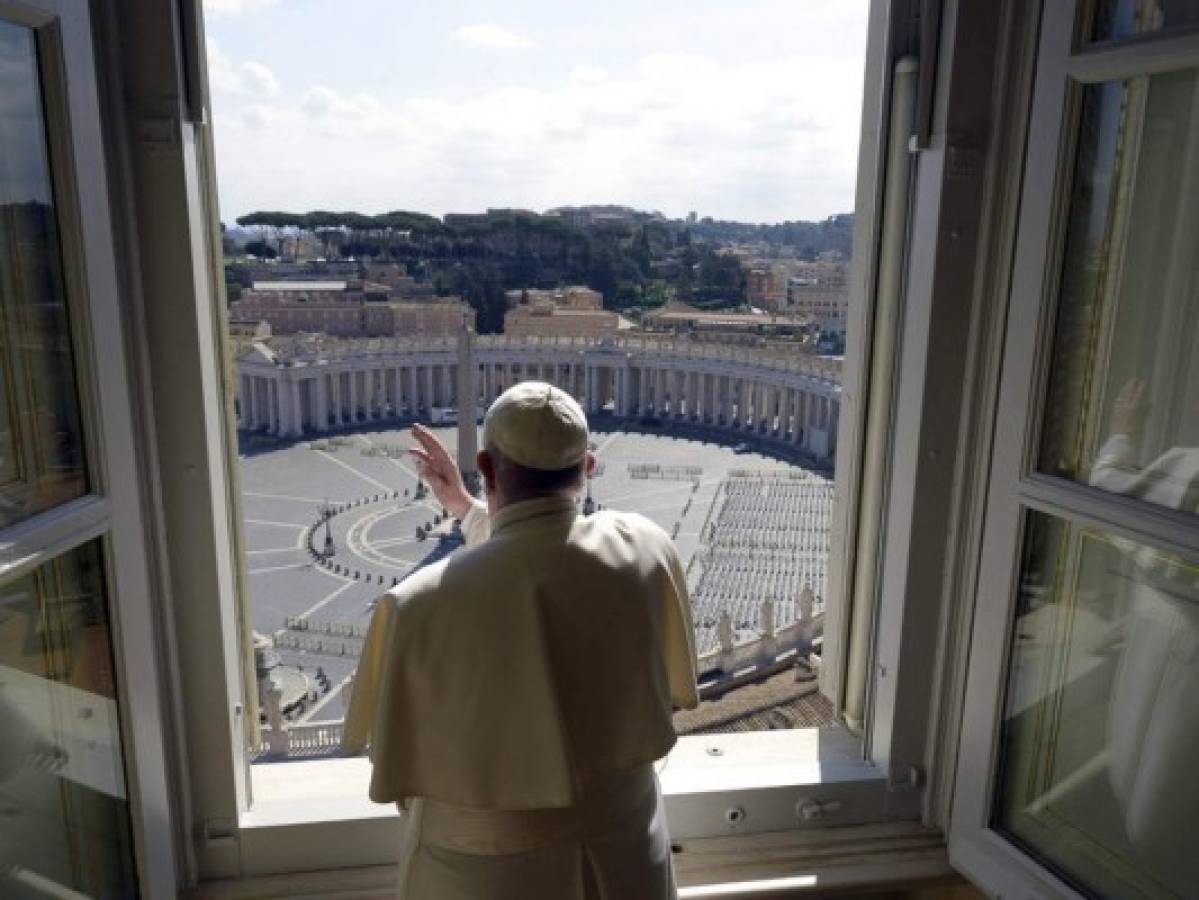 Papa da su bendición a la Plaza de San Pedro vacía por el coronavirus