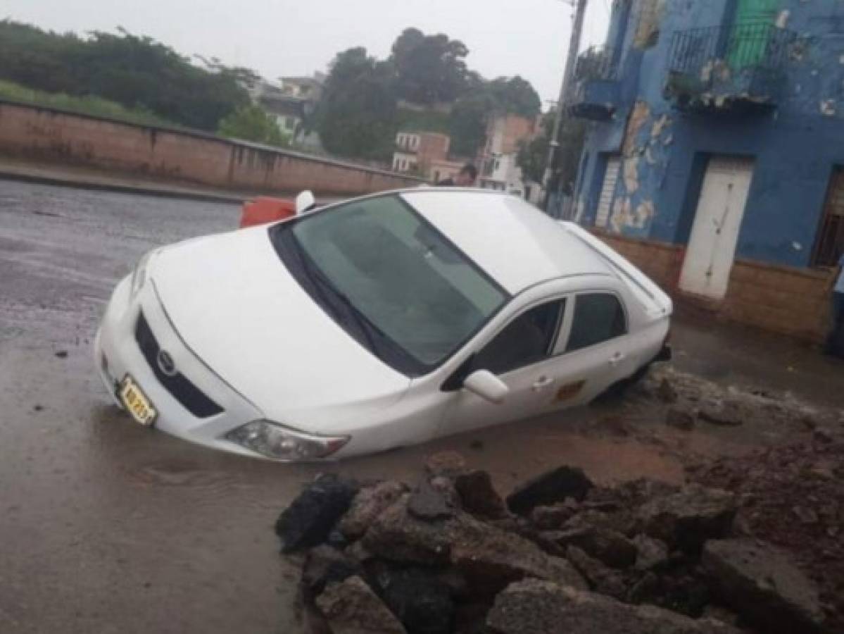 Conductor de taxi cae en agujero en el barrio La Hoya  