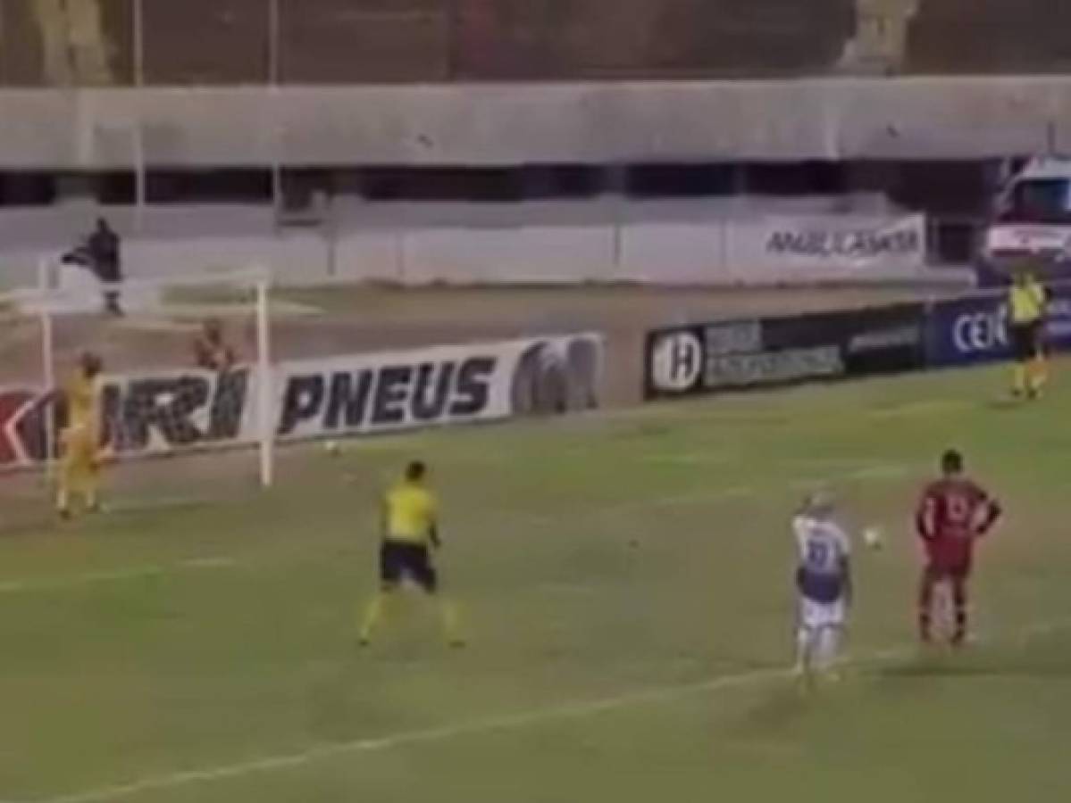 La extraña reacción de un portero ante un penal durante un partido en Brasil