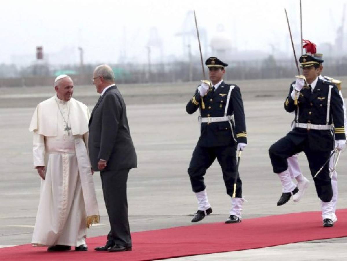 El papa Francisco llega a Perú en medio de reclamos de indígenas y ambientalistas