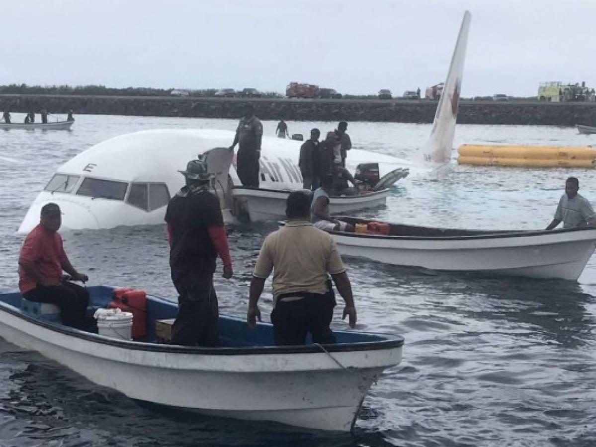 Un avión cae en una laguna de una isla de Micronesia