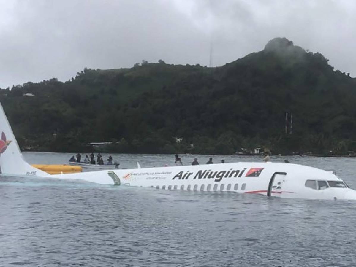 Un avión cae en una laguna de una isla de Micronesia