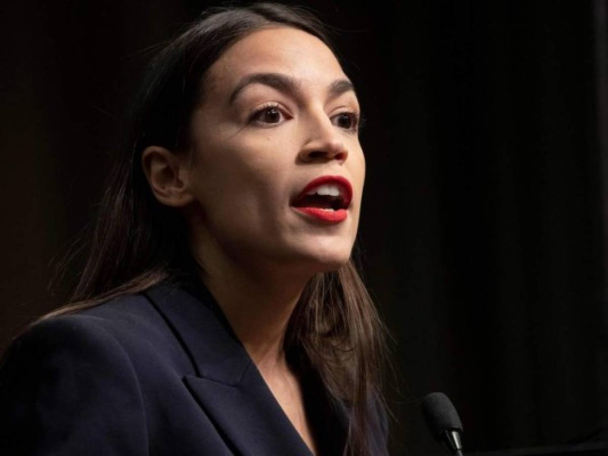 Demócrata Ocasio Cortez denuncia 'campos de concentración' para migrantes en EEUU