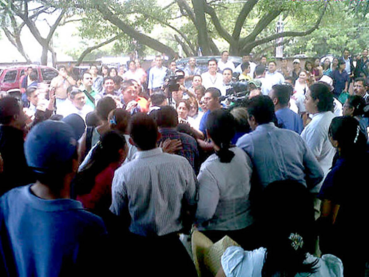 Enfurecidos sindicalistas expulsan a Julieta Castellanos del hospital Escuela