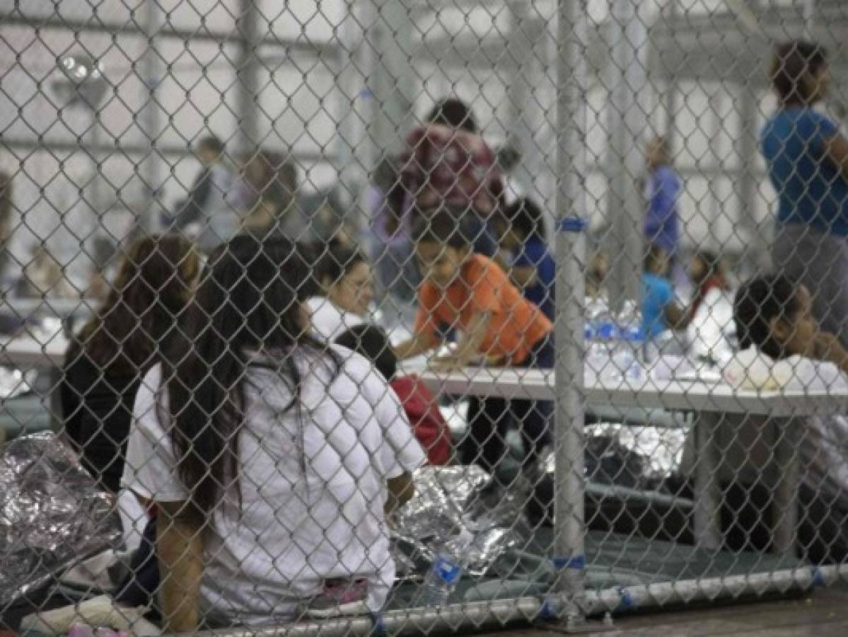 Gobierno de Estados Unidos prolonga detención de familias inmigrantes