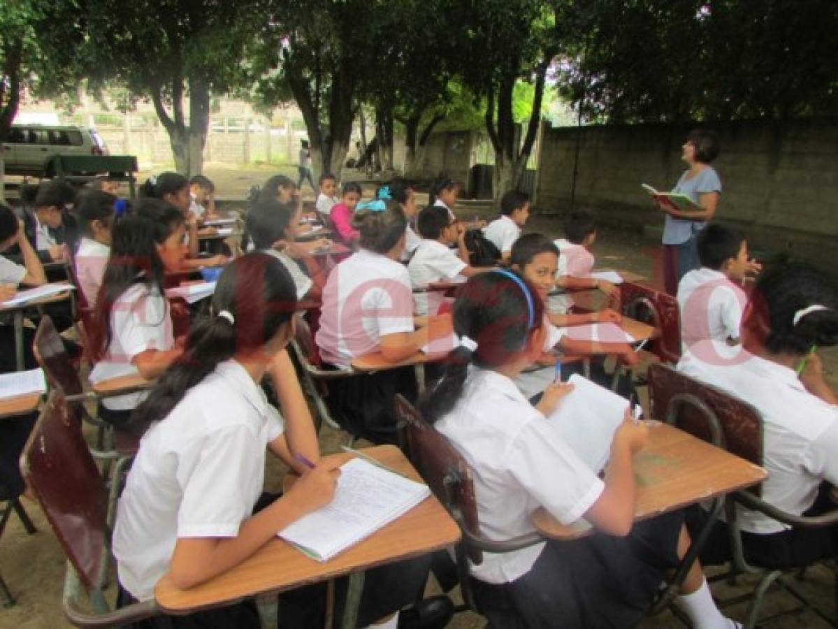 Alumnos de Danlí reciben clases en el patio de su centro básico