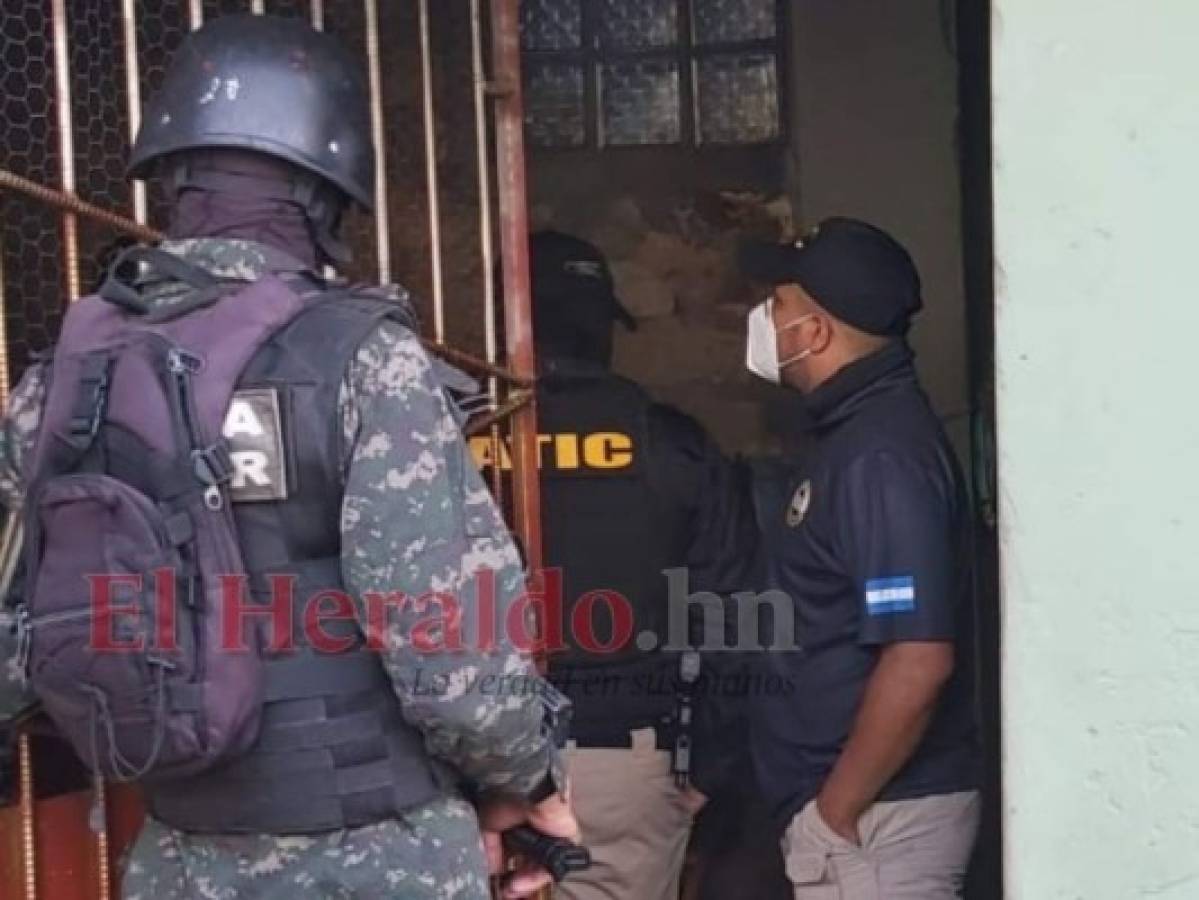 Los agentes se presentaron desde muy temprano para sorprender a los supuestos criminales. Foto: Estalin Irías/ EL HERALDO.