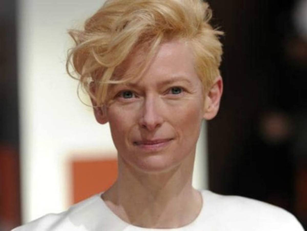 La actriz Tilda Swinton luce irreconocible para su nuevo papel como anciano