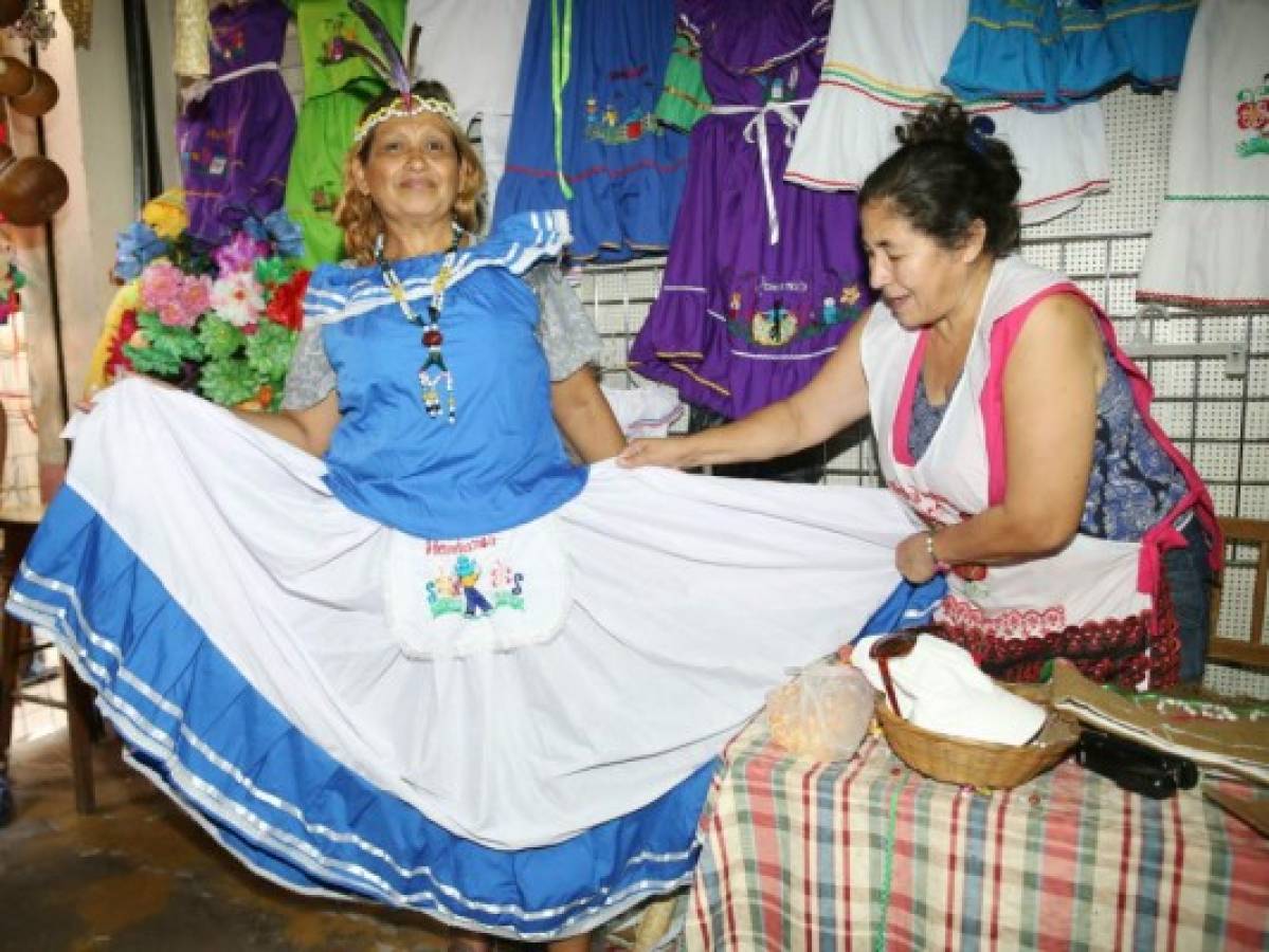 La artista del pincel y la confección mientras atiende a una clienta.Foto: Jimmy Argueta/El Heraldo