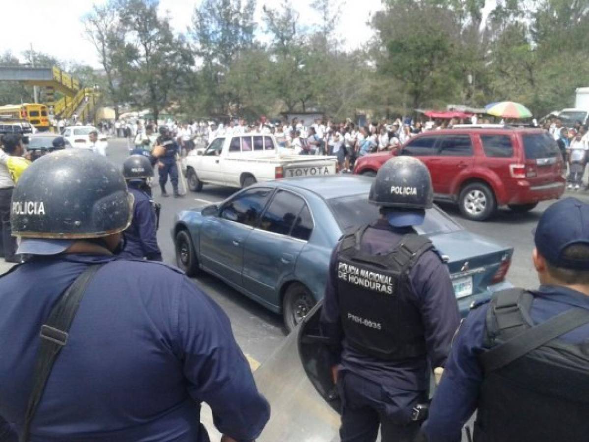 Protesta de estudiantes del Central contra cambio de horario de clases