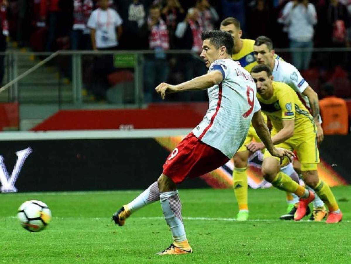 Polonia vence a Kazajistán (3-0) y mantiene el pulso con Dinamarca