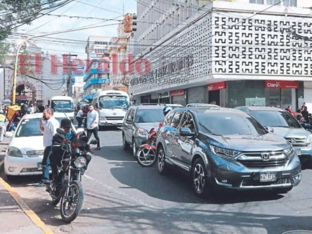 Para ingresar al centro de Tegucigalpa y los mercados de Comayagüela se necesita mucha paciencia. Foto: David Romero | EL HERALDO