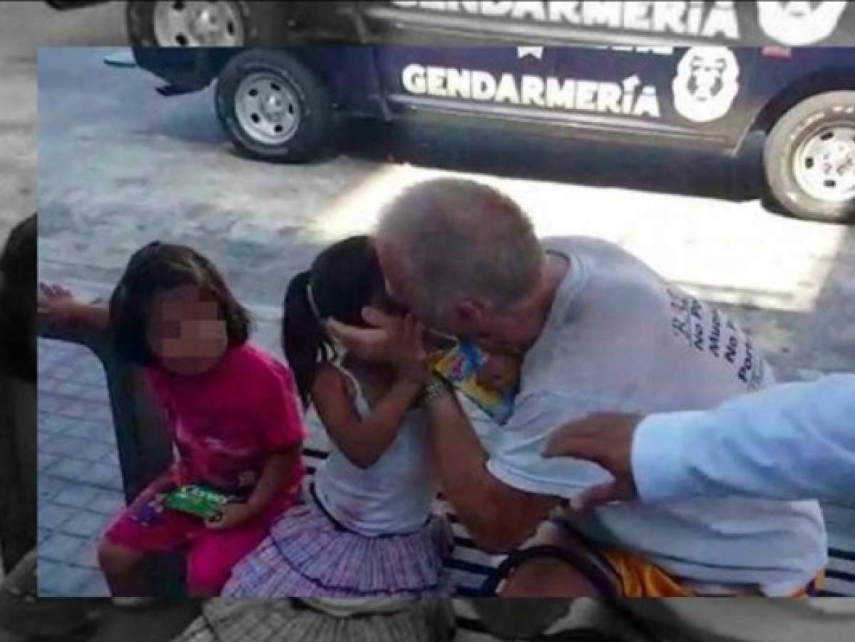 Extraño besa a niñas a cambio de comida y sus padres lo permiten