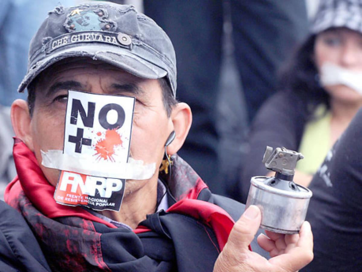 Violento desalojo y gases contra protesta de periodistas frente a Casa Presidencial