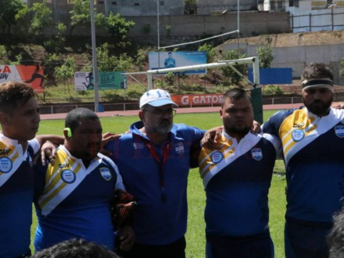 El equipo hondureño de rugby en charla con el entrenador Mathew Harper. Foto: Gerson Gómez Rosa / El Heraldo.