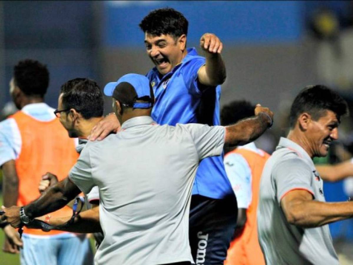 La Barbie se abraza con Ninrod Medina tras el triunfo de Motagua ante Real España. Foto: Neptaly Romero / El Heraldo.