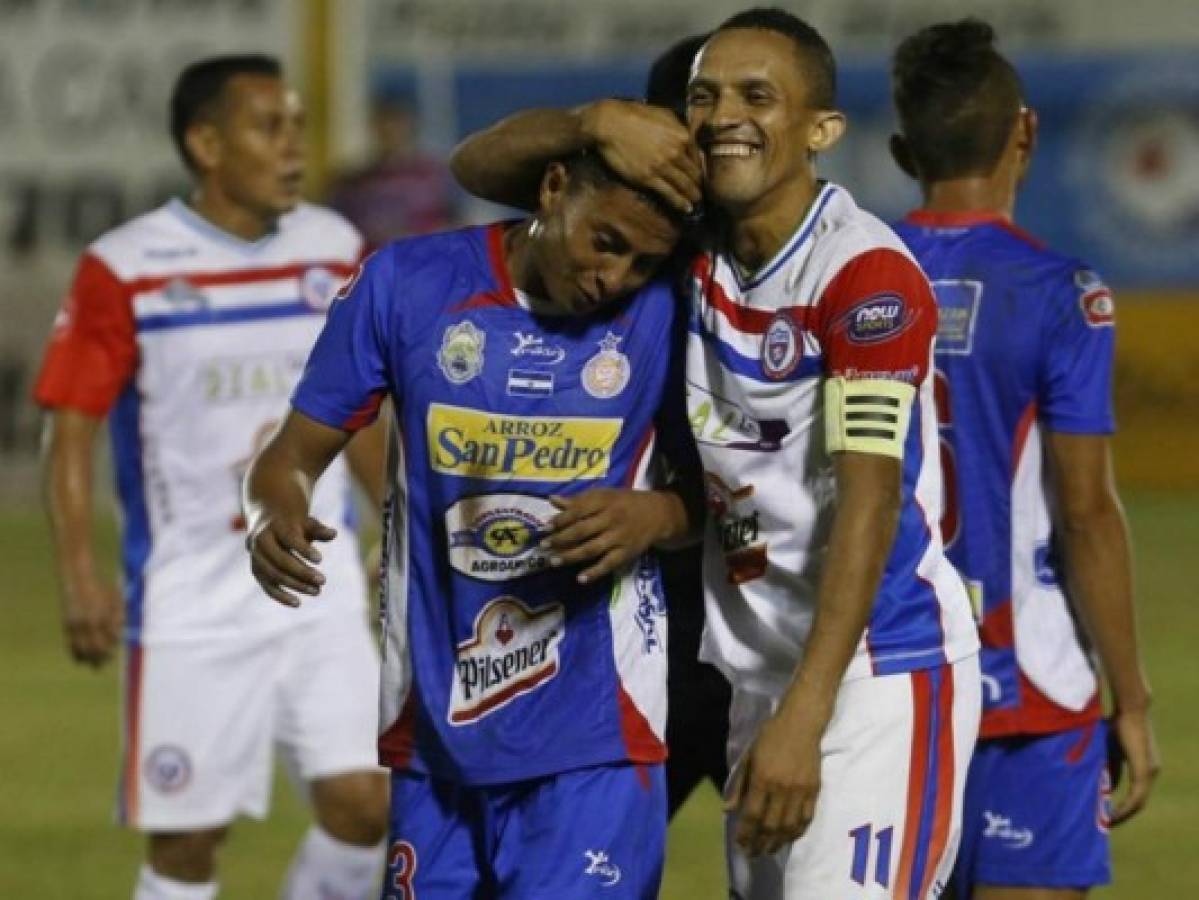 Williams Reyes con 39 años, el que más minutos juega en El Salvador