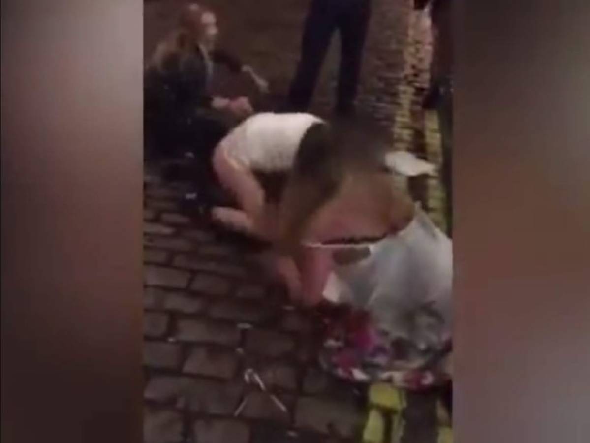 Dos mujeres terminan semidesnudas después de una pelea en la calle